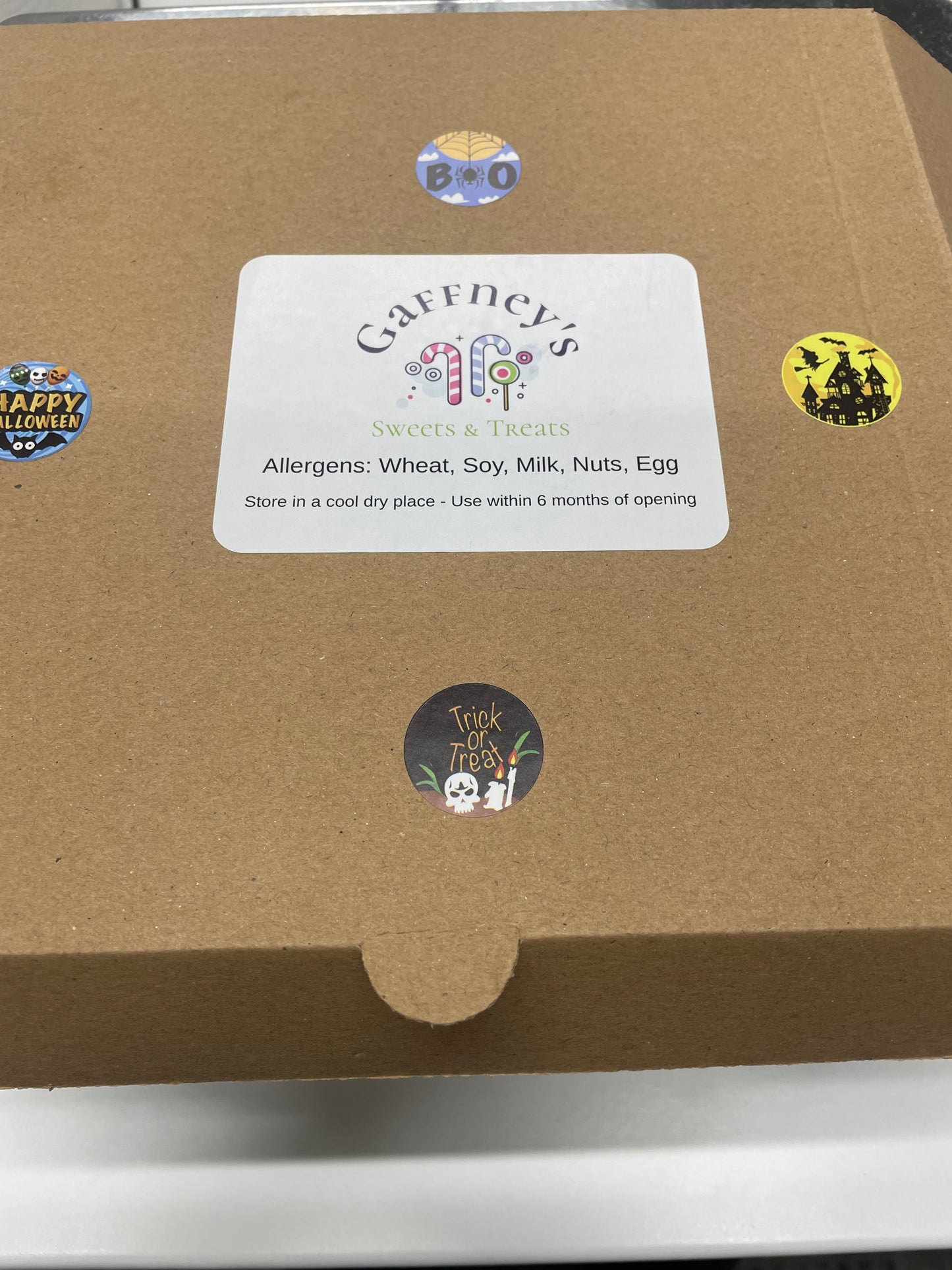 Haunted Pizza Box Pick n Mix - Spooky Sweet Treats 1kg + Zombie Brain